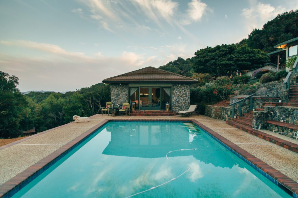 Representación visual de una piscina bien cuidada