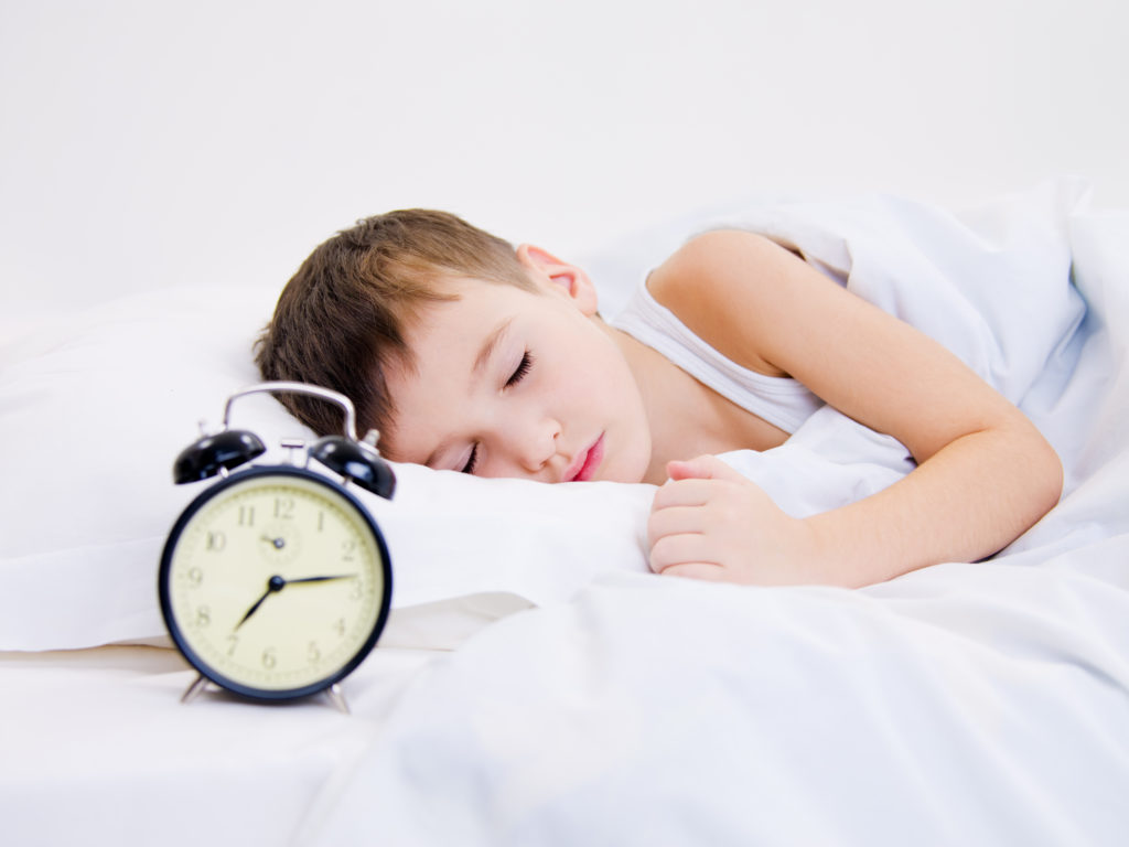 Representación visual de un niño pequeño descansando gracias a la domótica