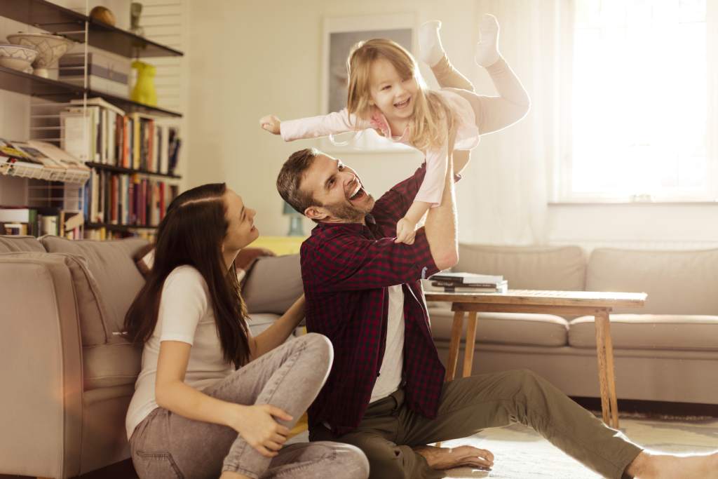 Familia jugando en casa